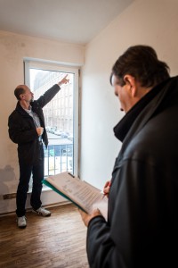 Bauherrenberater Weidemüller weist auf Fehlstellen an der Wand hin und prüft die Funktionsfähigkeit der Fenster. Quelle: BSB e.V.