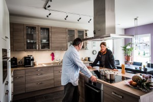 Die Küche mit fließendem Übergang in den Wohnbereich gibt dem Raum  Gemütlichkeit und  Großzügigkeit, so dass er der bevorzugte Treffpunkt im Haus ist.