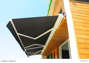 Eine Markise schützt vor zu viel Sonneneinstrahlung und sorgt für ein angenehmes Klima  auf der Terrasse © bildlove / Fotolia