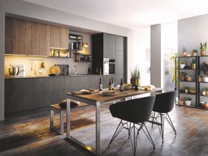 Alteiche-Nachbildung kombiniert mit metallischen Oberflächen lassen diese Küche zeitlos-elegant wirken. Foto: AMK