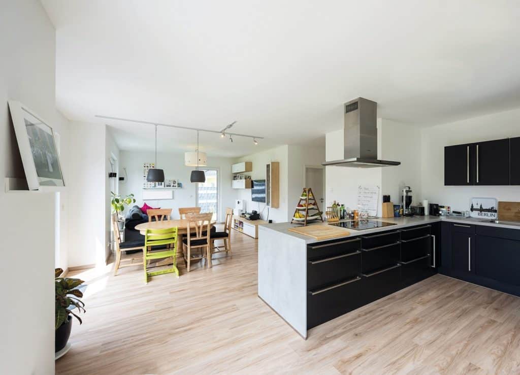 Lichtdurchflutet und großzügig präsentiert sich der Wohn- und Essbereich mit offener Küche Foto: Bau-GmbH Roth