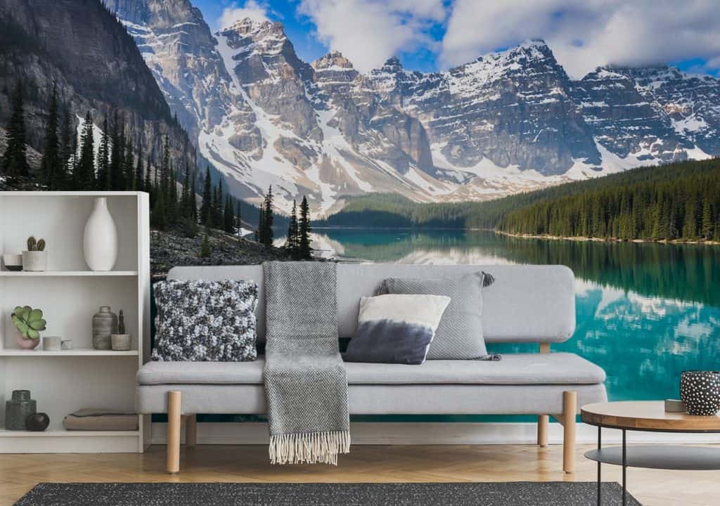 Kristallklarer See im Bergen auf Fototapete im Wohnzimmer