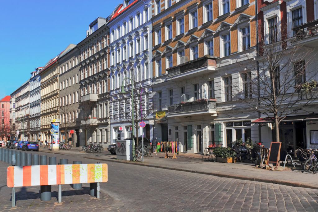 Sanierte Häuserzeile in Berlin