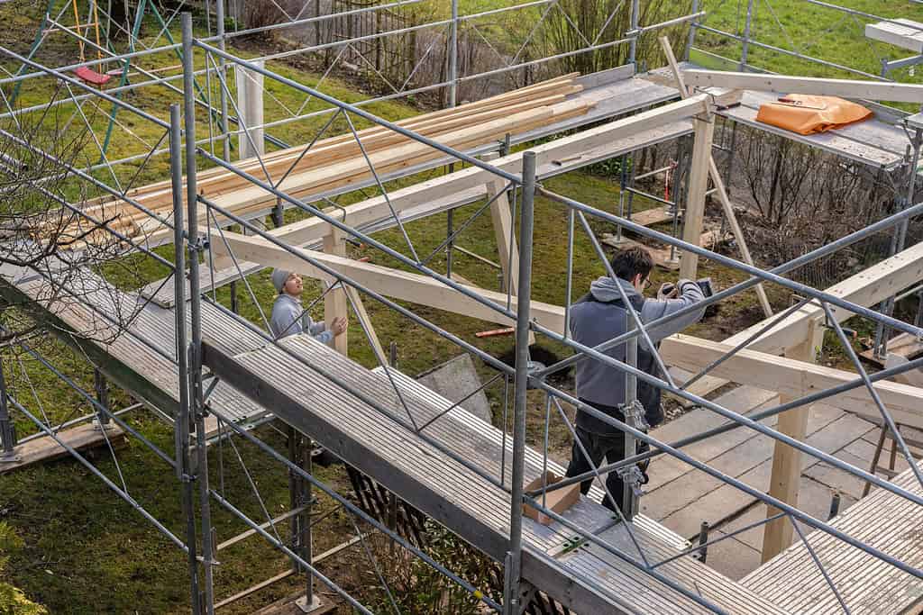 Bau des Daches eines Carports